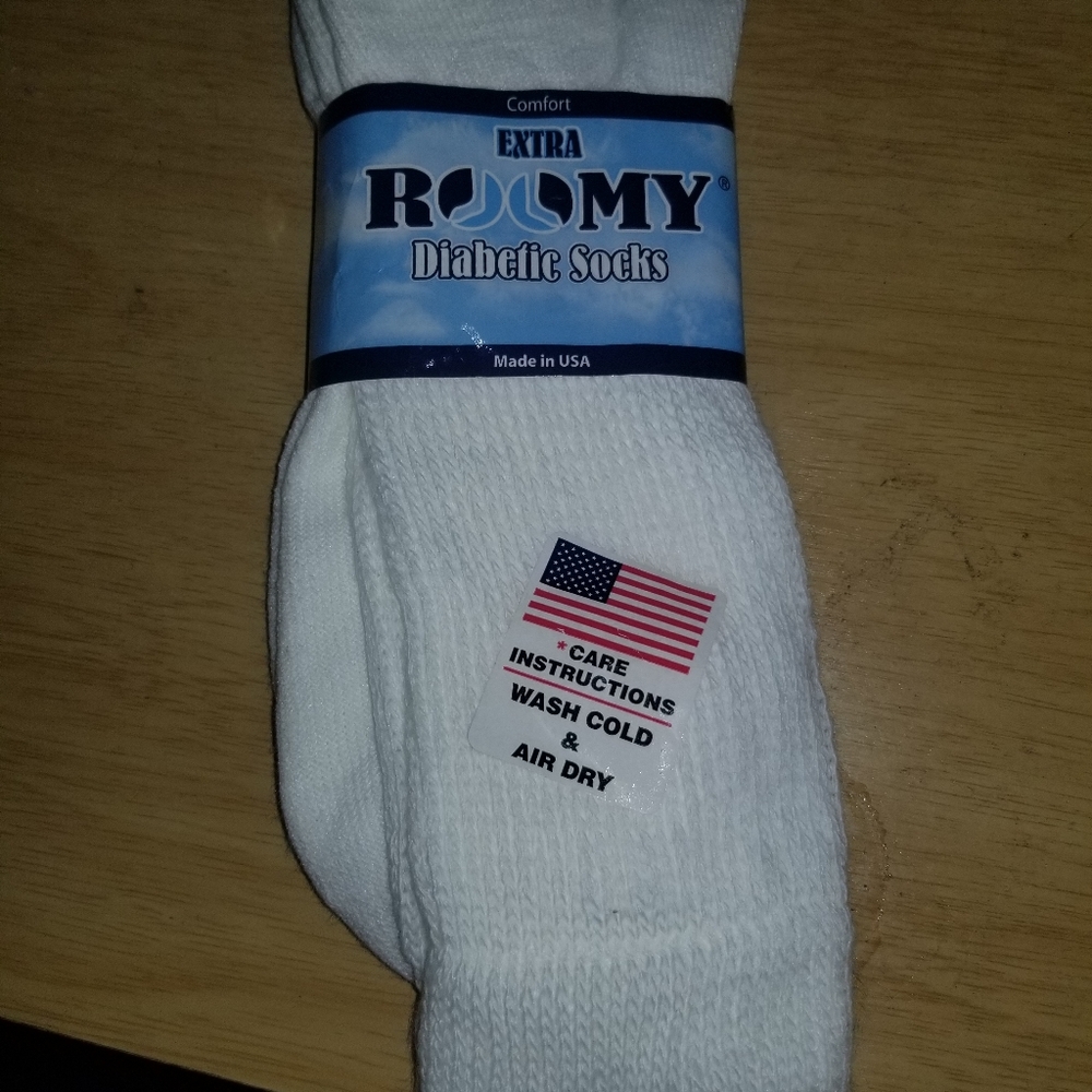 2 WHITE ROOMY DIABETIC SOCKS